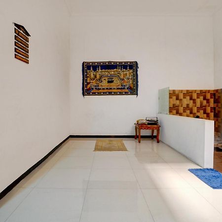 Oyo Life 93083 Nova Jaya 3 Homestay Syariah Lamongan Extérieur photo