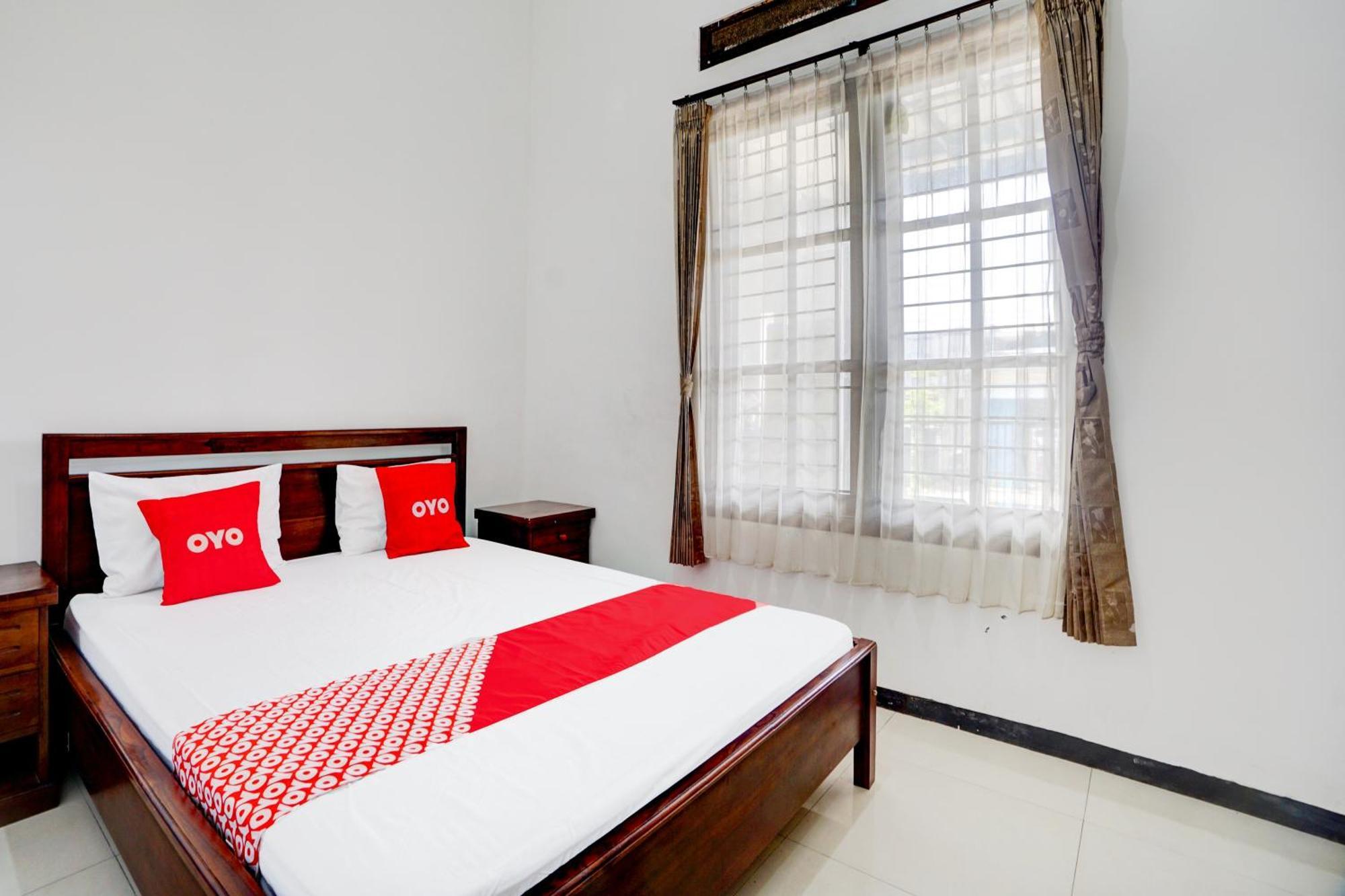 Oyo Life 93083 Nova Jaya 3 Homestay Syariah Lamongan Extérieur photo