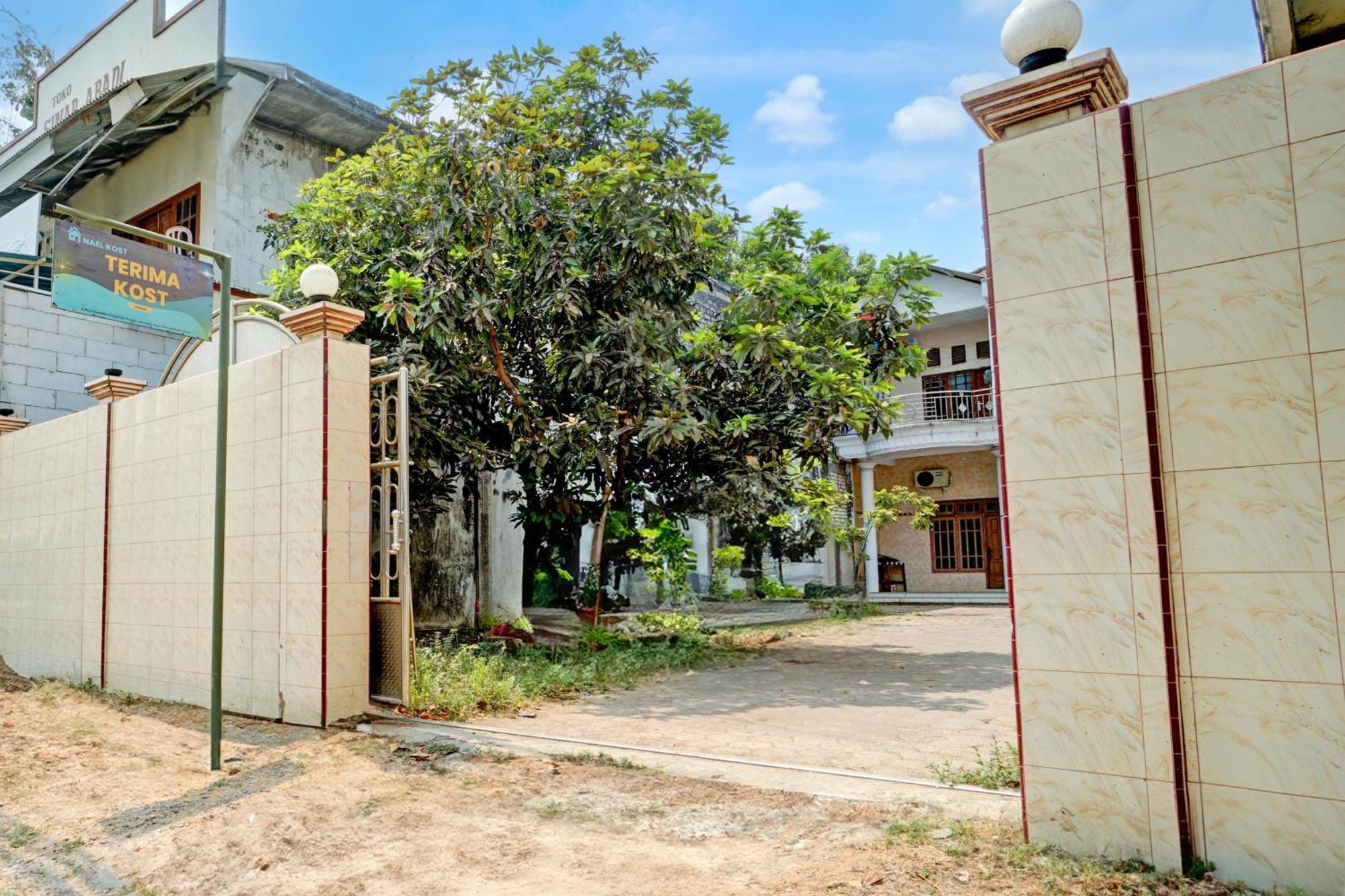 Oyo Life 93083 Nova Jaya 3 Homestay Syariah Lamongan Extérieur photo