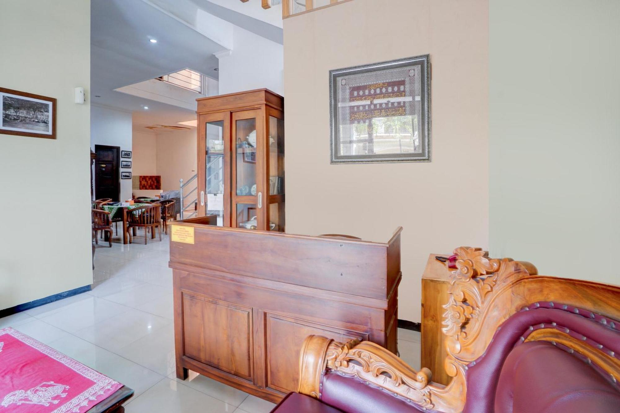 Oyo Life 93083 Nova Jaya 3 Homestay Syariah Lamongan Extérieur photo